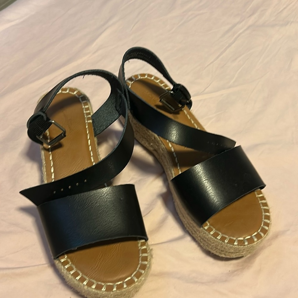 Universal Thread sandals worn once size 7 1/2